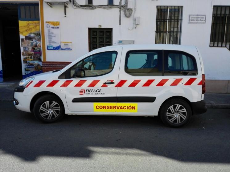 Rotulación de furgoneta en vinilo de corte. Eiffage Infraestructuras mantenimiento de carrteras Sevilla