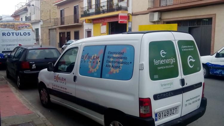 Rotulación de furgoneta en vinilo de corte e impresión digital. Doblem Orippo Sevilla
