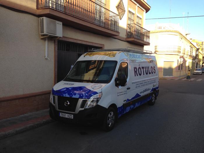 Rotulación de furgoneta en vinilo de corte e impresión digitalfundido. Nuevo furgón Publicar, nueva imágen Sevilla