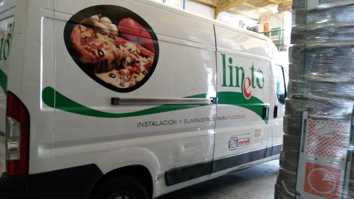 Rotulación de Furgoneta en vinilo de impresión digital y de corte fundidos. Lineto Martín de la Jara Sevilla