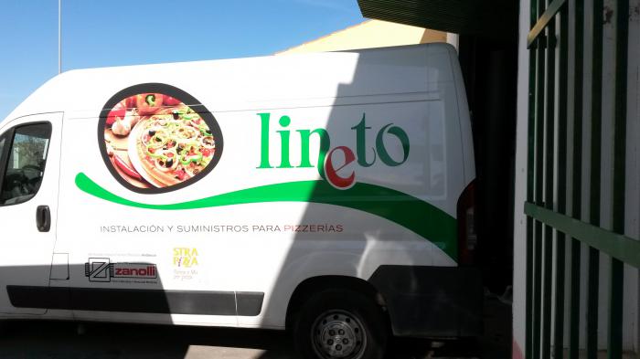 Rotulación de Furgoneta en vinilo de impresión digital y de corte fundidos. Lineto Martín de la Jara Sevilla
