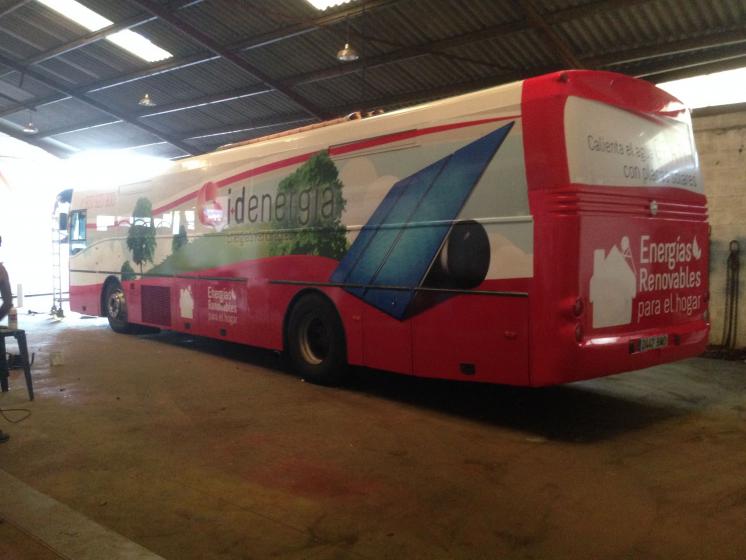 Rotulación Integral de 3 autobuses de I+D Energía en Sevilla. Trabajos realizados para la empresa Gráficas Ramos.