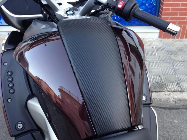 Rotulación integral de vinilo imitación fibra de carbono. BMW K1600 GTL Sevilla