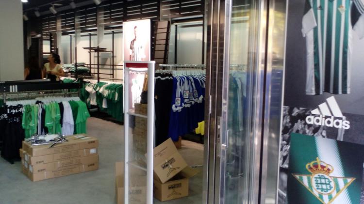 Rotulación Tienda Ofical del Real Betis Balompie. Trabajos realizados para Arquitectura ferial de la madera SL