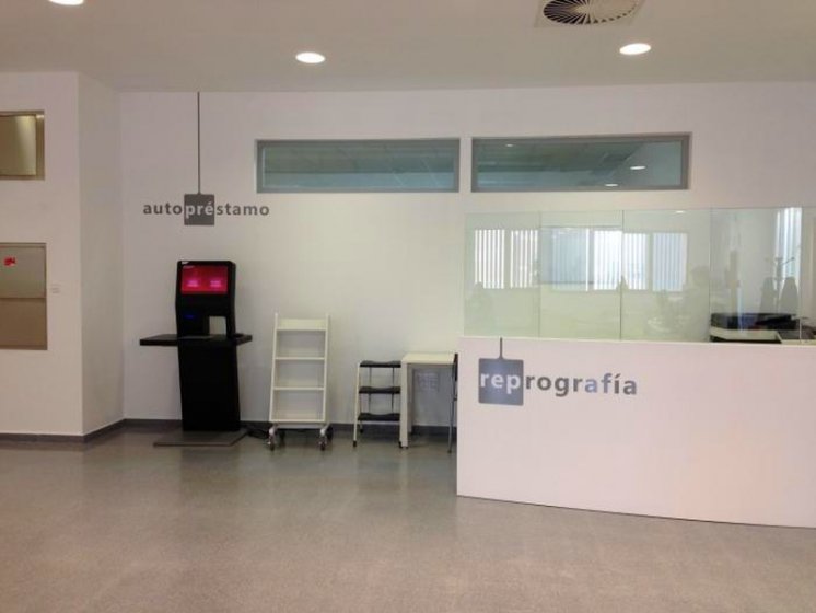 Rotulación de vinilos en CRAI Antonio de Ulloa. Universidad de Sevilla