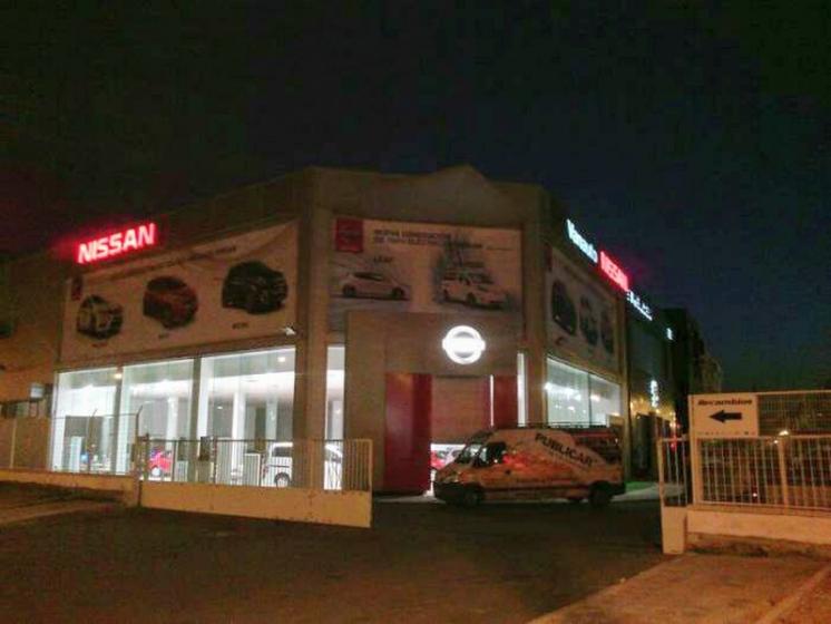 Rotulación de vinilos en impresión digital laminado. Nissan Vanauto Sueminencia Sevilla. Trabajos realizados de madrugada.