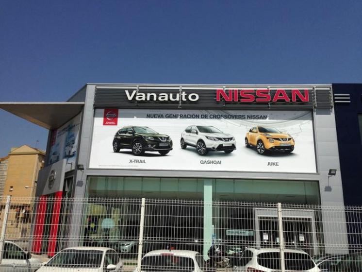 Rotulación de vinilos en impresión digital laminado. Nissan Vanauto Sueminencia Sevilla. Trabajos realizados de madrugada. Resultado por la mañana.