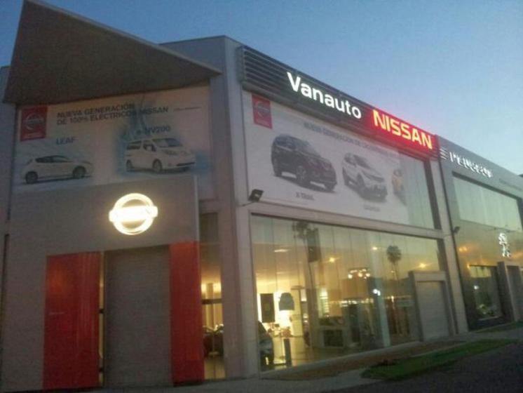Rotulaci&oacute;n de vinilos en impresi&oacute;n digital laminado. Nissan Vanauto Sueminencia Sevilla. Trabajos realizados de madrugada.