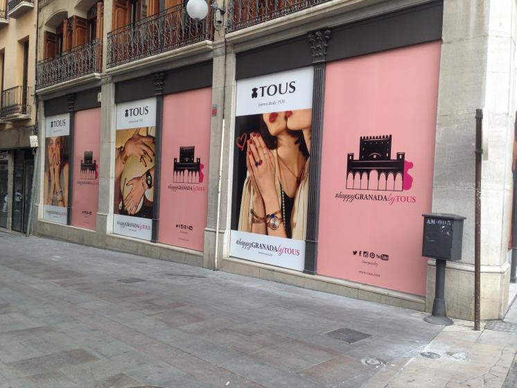 Rotulación de vinilos en impresión digital laminado. Tiendas Tous Sevilla. Trabajos realizados para Cacelia, SL