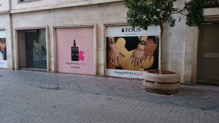 Rotulación de vinilos en impresión digital laminado. Tiendas Tous Sevilla. Trabajos realizados para Cacelia, SL