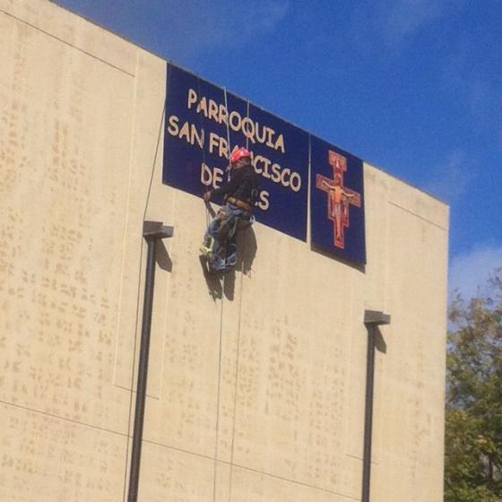 R&oacute;tulo Cartel chapa rotulada. Parroquia San Francisco de Asis, Sevilla