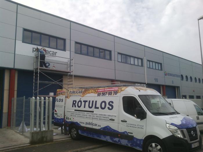 R&oacute;tulo Cartel chapa rotulada. Plasacar, Polg. Inds. La Plata Camas Sevilla