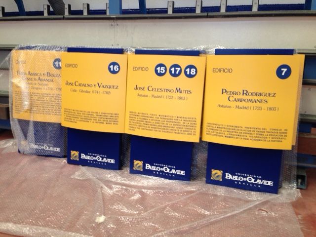 Rótulo cartel con rotulación Directorios interiores Universidad pablo de Olavide Sevilla