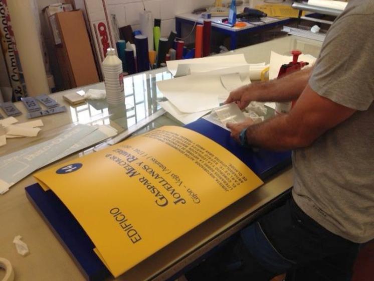 R&oacute;tulo cartel Directorios interiores Universidad pablo de Olavide Sevilla 