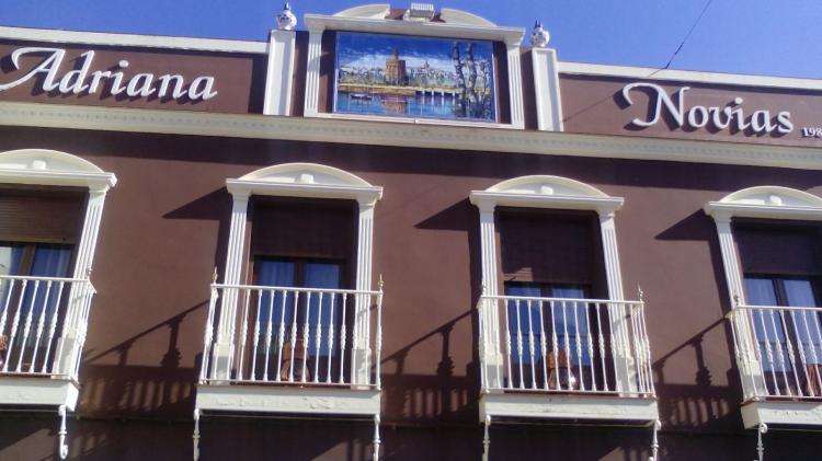 R&oacute;tulo cartel letras corp&oacute;reas. Adriana Novias, Dos Hermanas Sevilla