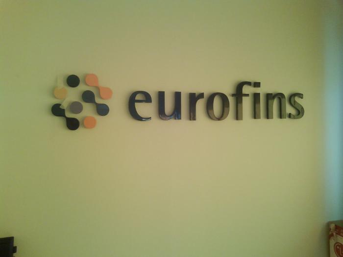 R&oacute;tulo cartel letras corp&oacute;reas. Eurofins Camas Sevilla. Trabajos realizados para B Comunicaci&oacute;n 360&ordm;