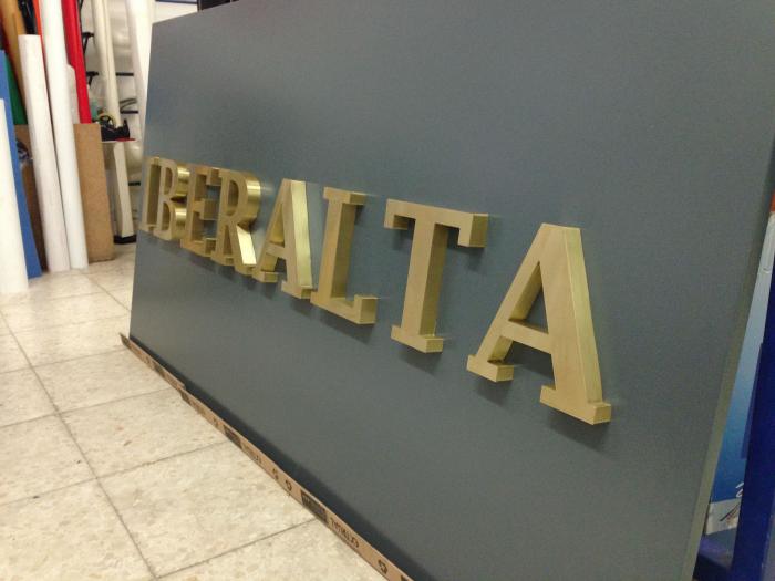 R&oacute;tulo cartel letras corp&oacute;reas en lat&oacute;n. Iberalta Madrid