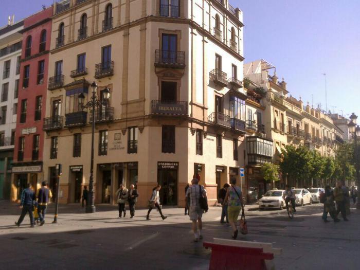 R&oacute;tulo cartel letras corp&oacute;reas en lat&oacute;n. Iberalta Sevilla en Avenida de la Constituci&oacute;n