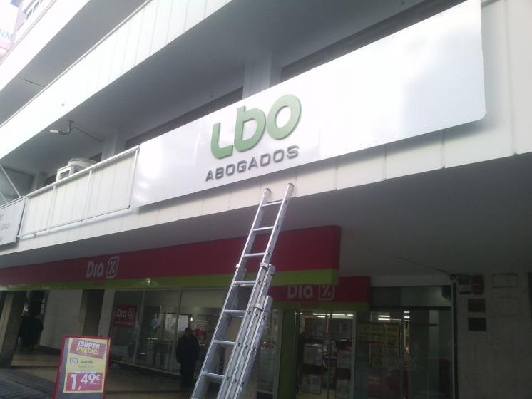 R&oacute;tulo cartel letras corp&oacute;reas. LBO Abogados Sevilla