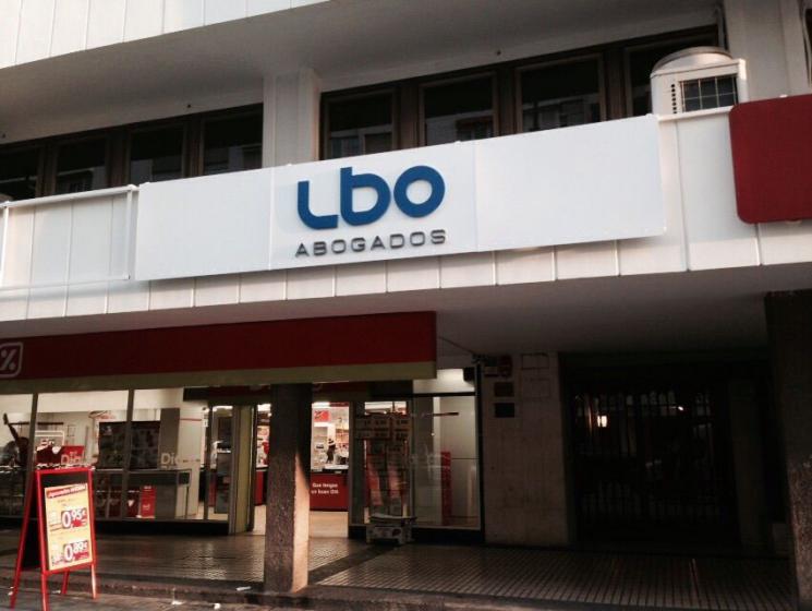 R&oacute;tulo cartel letras corp&oacute;reas. LBO Abogados Sevilla