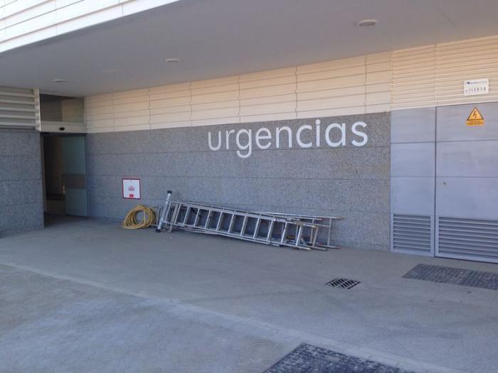 R&oacute;tulo cartel letras corp&oacute;reas. Urgencias Ambulatorio de Torreblanca Sevilla