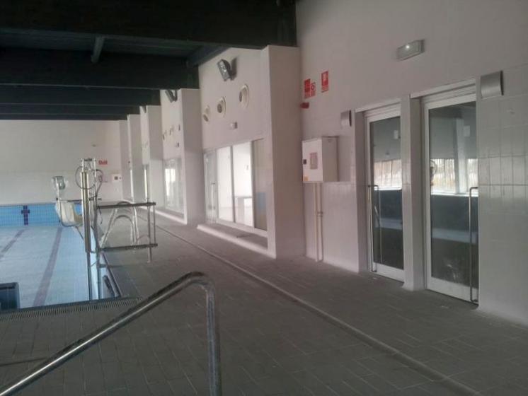 R&oacute;tulo Cartel Piscina cubierta Municipal de Constantina Sevilla Junta de Andaluc&iacute;a