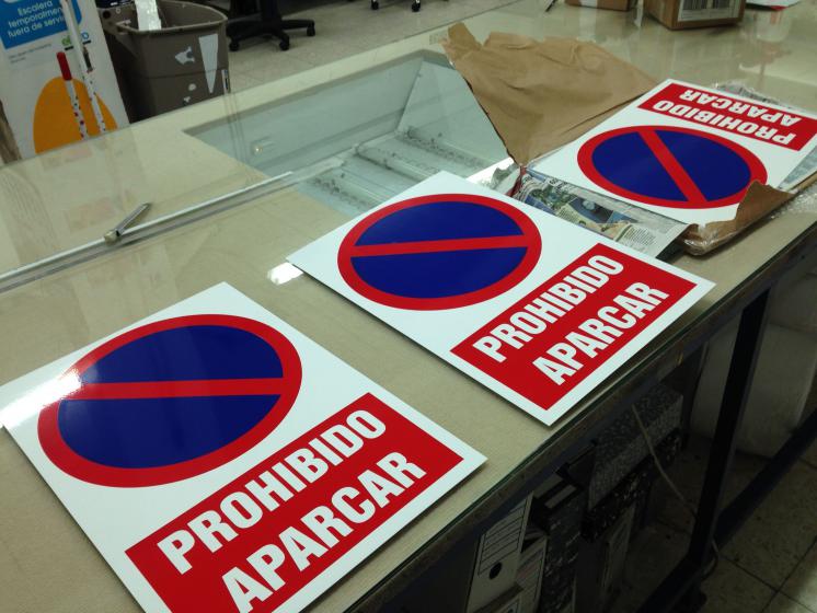 R&oacute;tulo Cartel Placas de prohib&iacute;do aparcar. Universidad de Sevilla