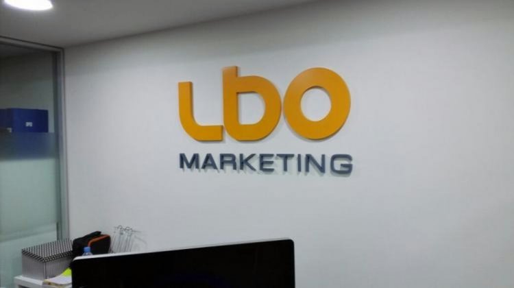 Rótulo corpóreo en pvc LBO Marketing, Sevilla