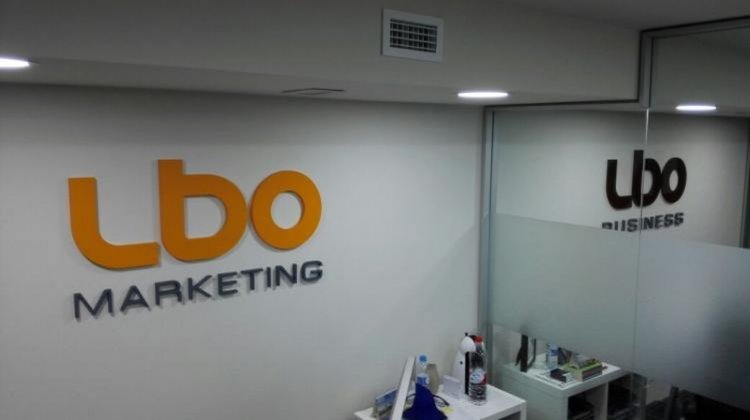 Rótulo corpóreo en pvc LBO Marketing, Sevilla