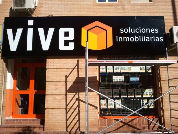 Rótulo Inmobiliarias Sevilla, Rótulos Vive S-30, Sevilla. Rótulo cartel retroiluminado.