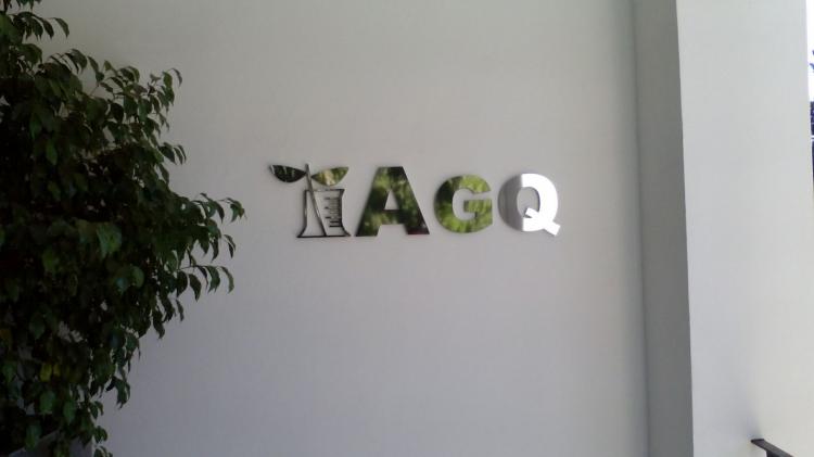R&oacute;tulo en letras corp&oacute;reas. AGQ Sevilla. En acero inoxidable.