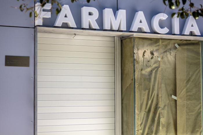 R&oacute;tulo luminoso cartel letras corp&oacute;reas. Farmacia en Estepona