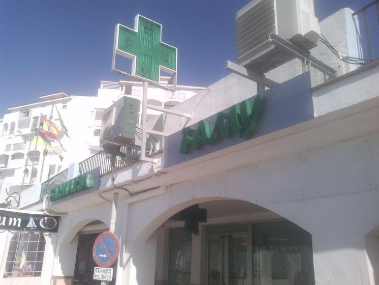 Rótulo luminoso cartel letras corpóreas. Farmacia Famy, El Puerto de Santa María, Cádiz