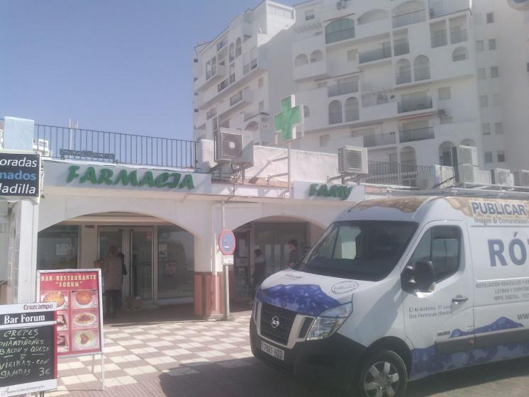 R&oacute;tulo luminoso cartel letras corp&oacute;reas. Farmacia Famy, El Puerto de Santa Mar&iacute;a, C&aacute;diz
