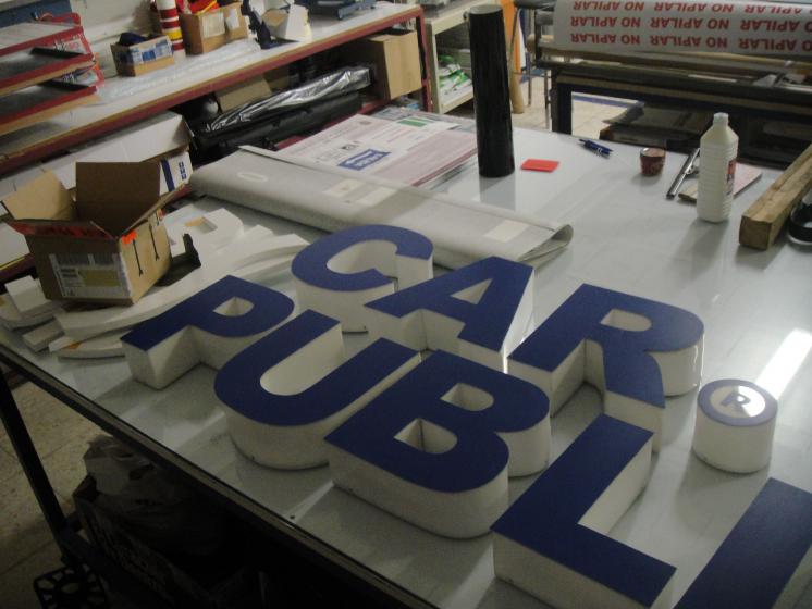 R&oacute;tulo luminoso cartel letras corp&oacute;reas. Letras en metacrilato con base de pvc y ne&oacute;n