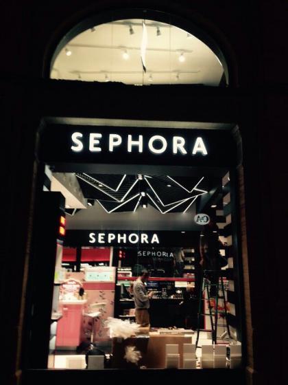 R&oacute;tulo luminoso cartel letras corp&oacute;reas. Sephora Sevilla. Trabajos realizados para Servishop Manlogist SL