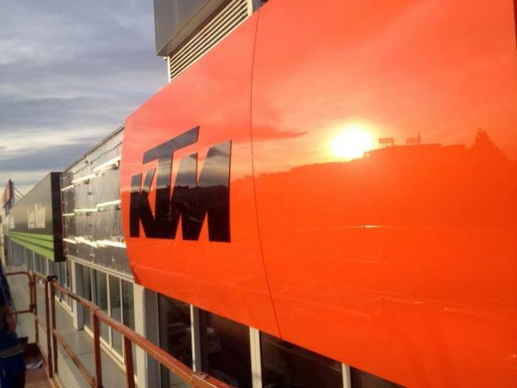Rótulo luminoso corpóreo. Montaje de KTM Sevilla