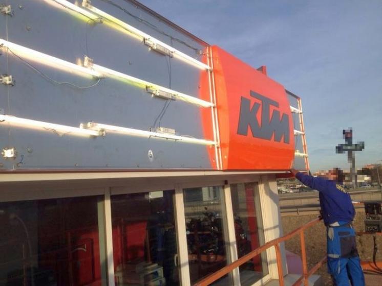 Rótulo luminoso corpóreo. Montaje de KTM Sevilla