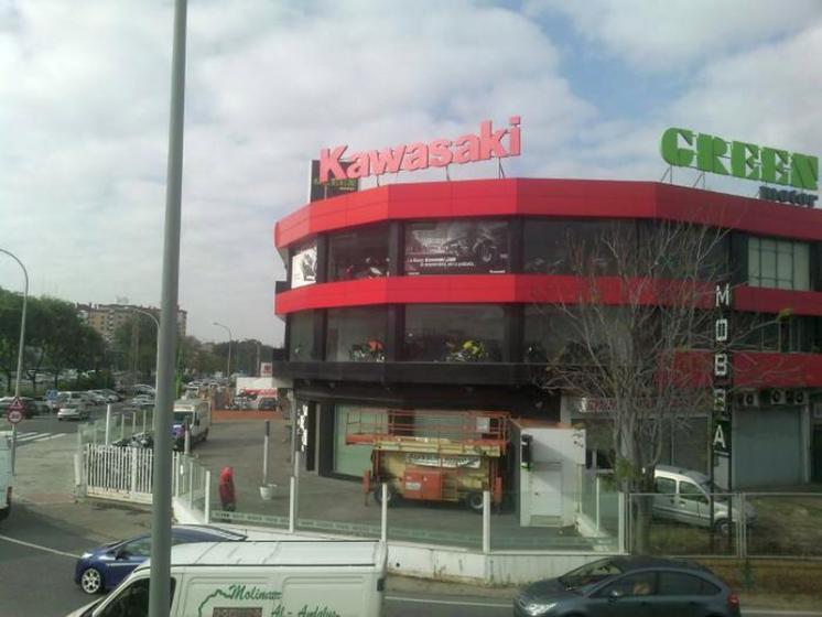 R&oacute;tulo luminoso en letras corp&oacute;reas con ne&oacute;n. Kawasaki Green Motor Sevilla