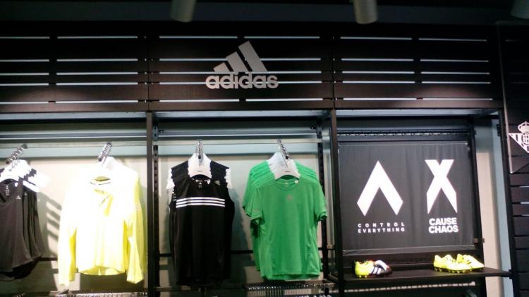 R&oacute;tulo Tienda del Real Betis Balompi&eacute;. Letras corp&oacute;reas en pvc de Adidas. Trabajos realizados para Arquitectura ferial de la Madera, SL