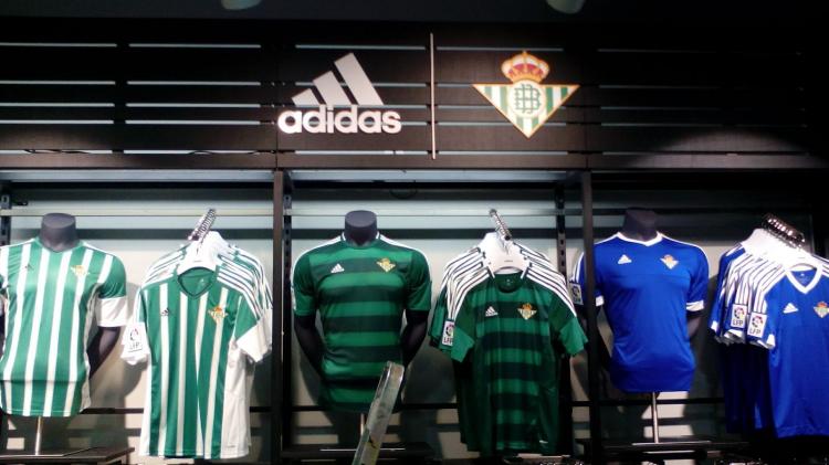 Sombreado experiencia Adentro Rótulos Tienda del Real Betis Balompié. Letras corpóreas en pvc de Adidas.  Trabajos realizados para Arquitectura ferial de la Madera, SL. REF:3848