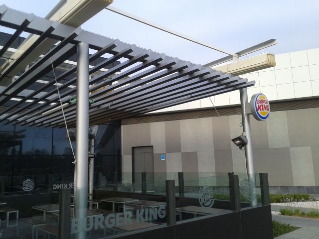Toldos con lona plástica especial para lluvia. Burguer King en Centro Comercial El Faro Badajoz.