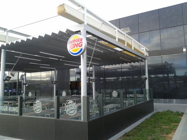 Toldos con lona plástica especial para lluvia. Burguer King en Centro Comercial El Faro Badajoz.