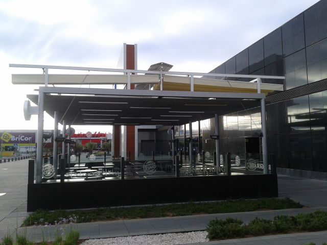 Toldos con lona plástica especial para lluvia. Burguer King en Centro Comercial El Faro Badajoz.