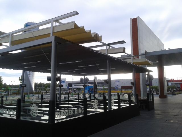 Toldos con lona plástica especial para lluvia. Burguer King en Centro Comercial El Faro Badajoz.
