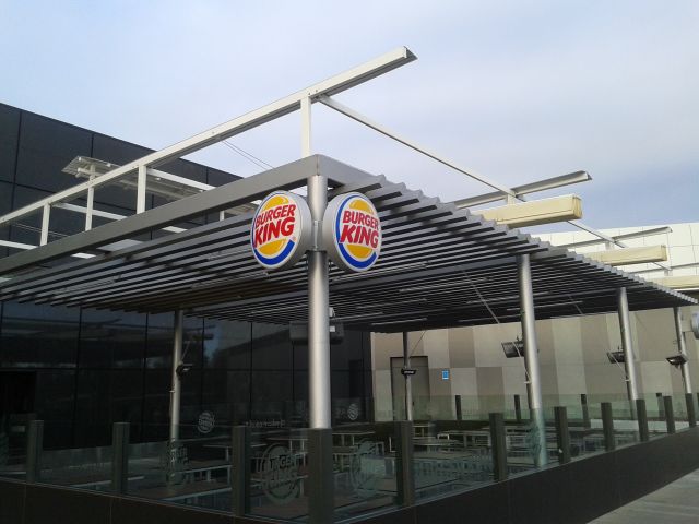 Toldos con lona plástica especial para lluvia. Burguer King en Centro Comercial El Faro Badajoz.