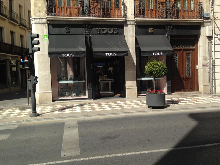 Toldos rotulados para las iendas Tous. Granada