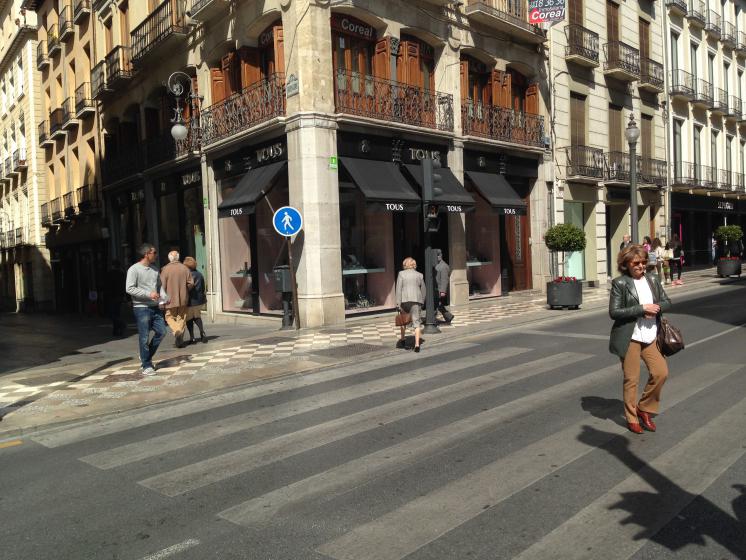 Toldos rotulados para las iendas Tous. Granada