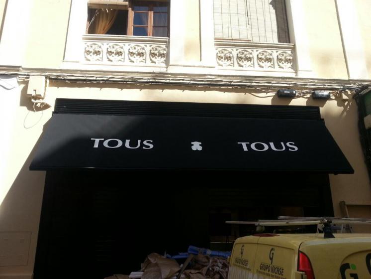 Toldos rotulados para las tiendas Tous. Granada