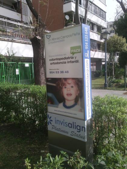 Totem monolito luminoso en acero inoxidable. Cl&iacute;nica Ortodoncia Alfonso Campos Pe&ntilde;a Sevilla